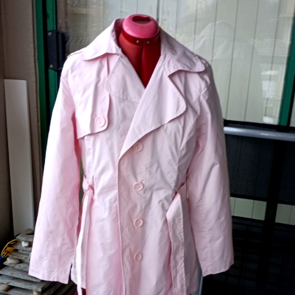 Light Pink Trench Coat with Wide Lapel Collar and Belt